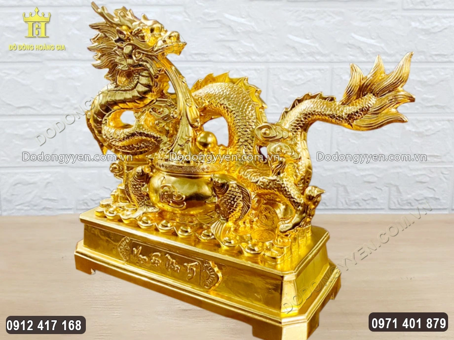 To&agrave;n bộ bề mặt bức tượng được d&aacute;t v&agrave;ng 9999 sang trọng
